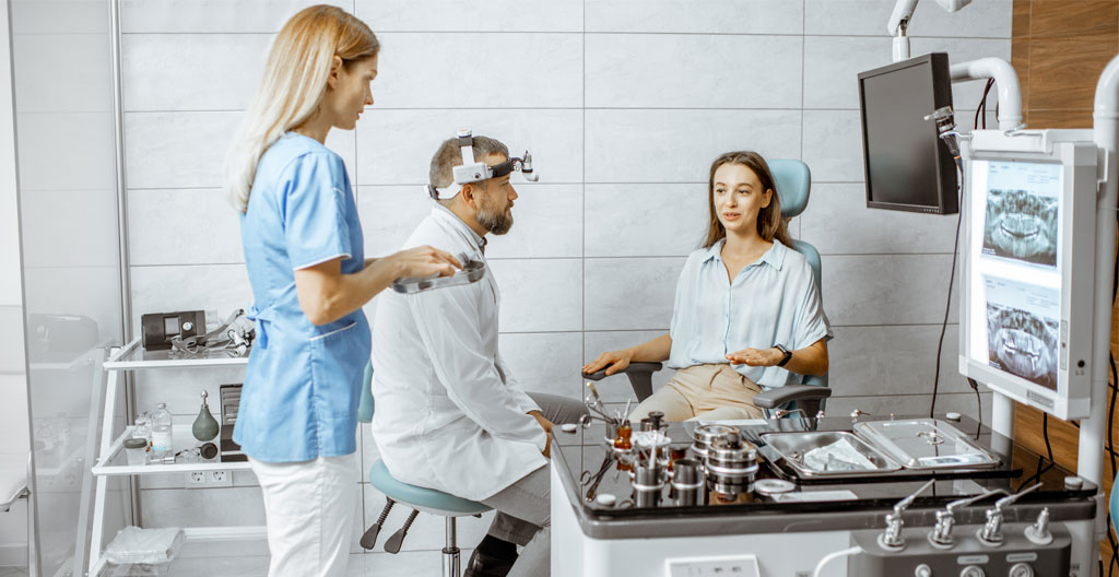 Salle de consultation orthodontique moderne et lumineuse avec grandes fenêtres, équipements contemporains, architecture 2026