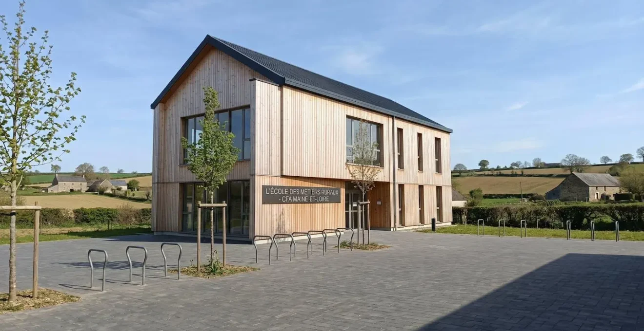 Façade contemporaine d'un établissement de formation professionnelle en zone rurale avec cour vide et architecture moderne